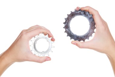bir çift eski metalik cogwheels onun elinde tutan adam