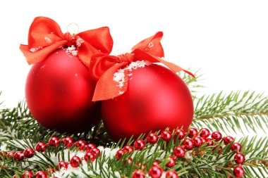 Noel topları ile üzerine beyaz izole kar köknar ağacı