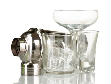 kokteyl shaker ve üzerinde beyaz izole gözlük