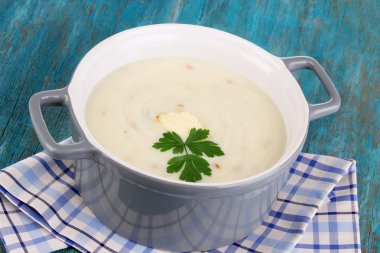 tencerede mavi ahşap masa üzerinde patates püresi