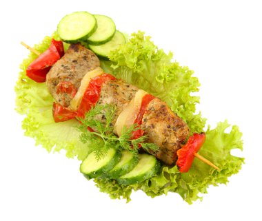 Lezzetli ızgara et ve sebzeler şişte, izole edilmiş beyaz.