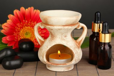 Aromaterapi lamba gri arka plan üzerinde