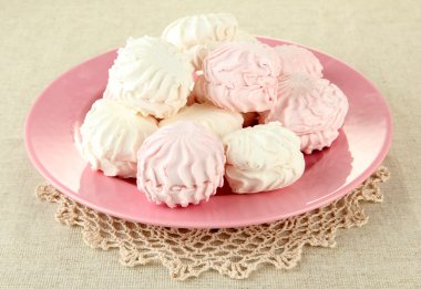 açık renkli renkli plaka üzerinde Marshmallows