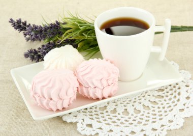 açık renkli plaka üzerinde Marshmallows