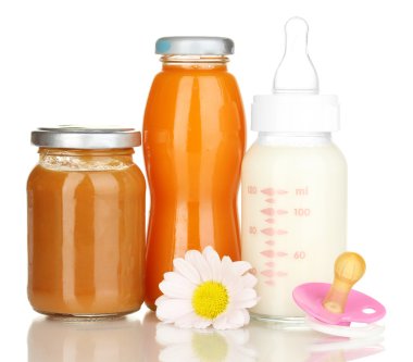 Bebek maması, şişe ve üzerinde beyaz izole meyve suyu
