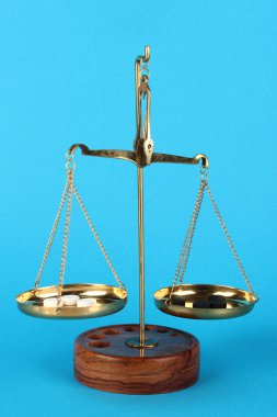 renkli arka plan üzerinde renkli hapları ile klasik ölçekler