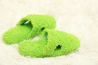 Halı zemin üzerine parlak terlik