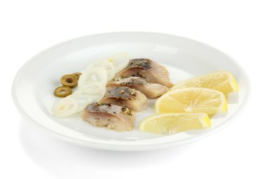 ringa balığı ve plaka üzerinde beyaz izole limon yemek