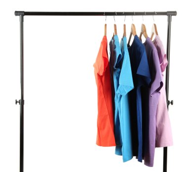 ahşap askı üzerinde farklı renklerin giysi seçimi, beyaz izole