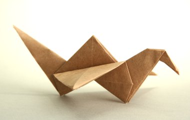 Gri arkaplanda Origami vinci