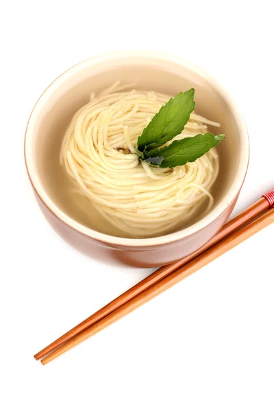 Elszigetelt fehér tálban ázsiai tésztával — Stock Fotó