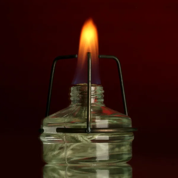 Spiritlampe auf rotem Hintergrund — Stockfoto