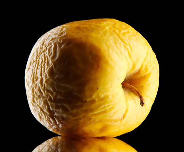 Gele apple als probleem huid concept, op zwarte achtergrond — Stockfoto