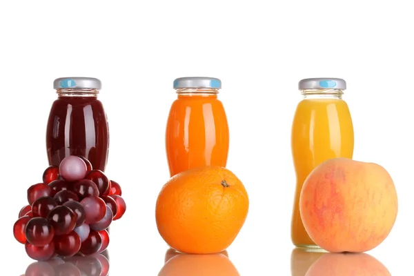 Смачний виноград, апельсин і яблучний сік у скляній пляшці і фрукти поруч з ним ізольовані на білому — стокове фото