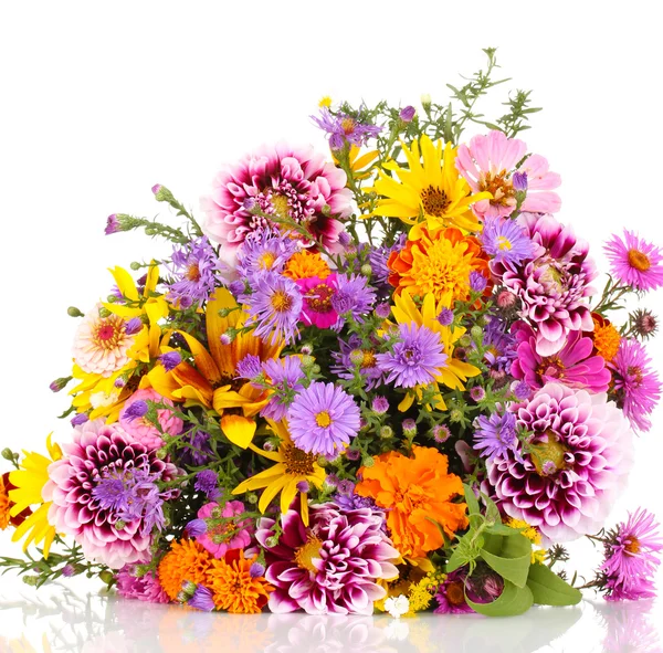 Schöner Strauß heller Blumen isoliert auf weißem Grund — Stockfoto