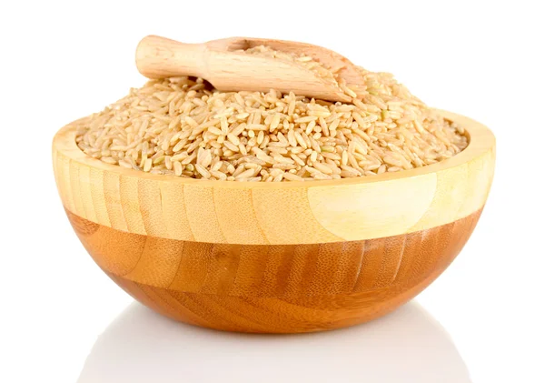 Коричневий рис в коричневій дерев'яній тарілці, ізольований на білому — стокове фото