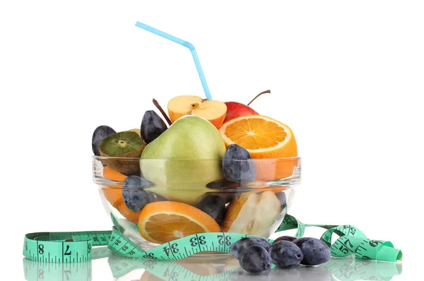 Cuenco de vidrio con fruta para dieta y cinta métrica aislada en blanco — Foto de Stock