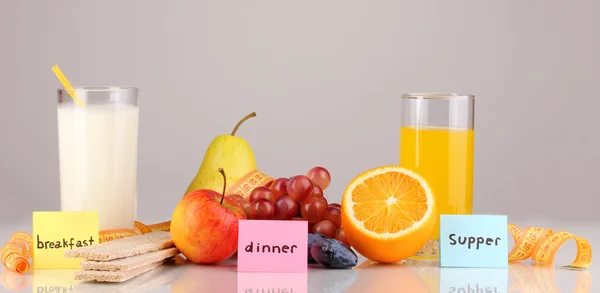 Διαιτητικά τρόφιμα που προορίζονται για πρωινό, γεύμα και δείπνο σε γκρι φόντο — Φωτογραφία Αρχείου