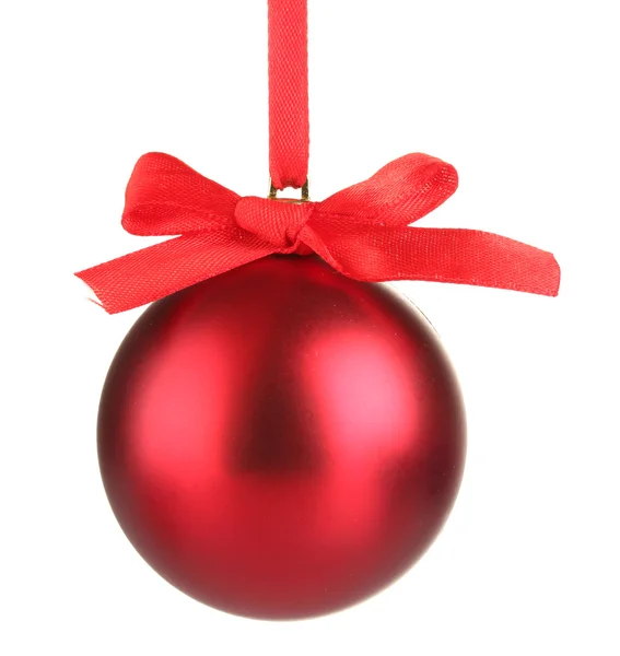 Bela bola de Natal vermelho isolado no branco — Fotografia de Stock