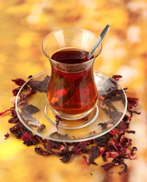 Glas türkischen Tee auf farbigem Hintergrund — Stockfoto