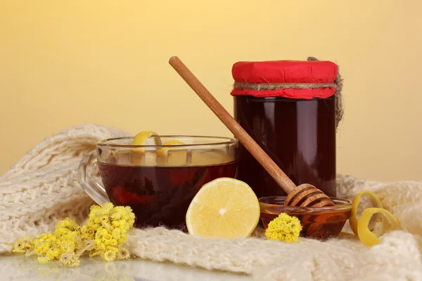 Ingredientes saludables para fortalecer la inmunidad en bufanda caliente sobre fondo amarillo — Foto de Stock