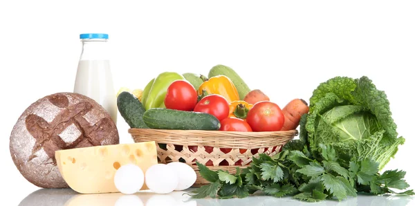 Composición con verduras en canasta de mimbre aislada sobre blanco — Foto de Stock