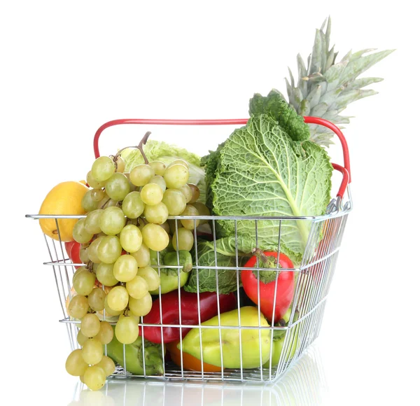 Legumes frescos e frutas em cesta de metal isolado em branco — Fotografia de Stock