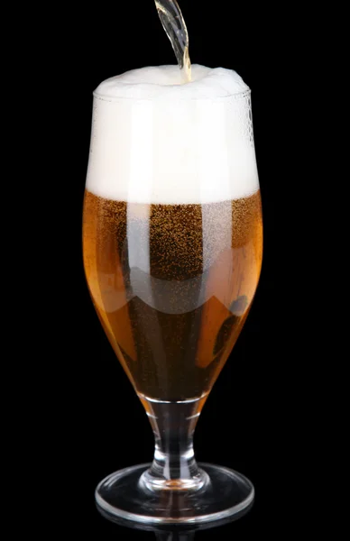 黒に分離されたビールのグラス — ストック写真