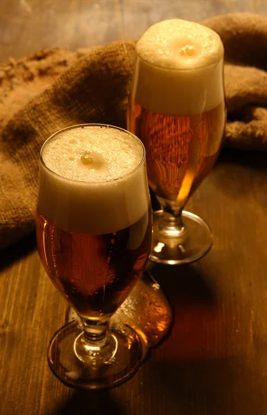 Bicchieri di birra su tavolo di legno primo piano — Foto Stock