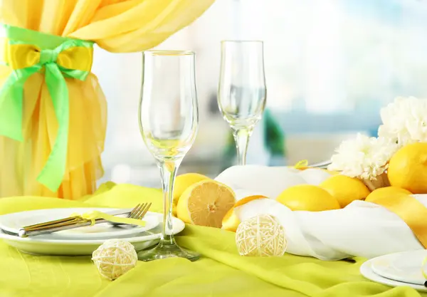 Vackra holiday dukningen med citroner, närbild — Stockfoto