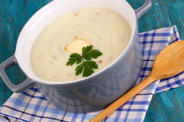 Purée de pommes de terre dans une casserole sur table en bois bleu — Photo