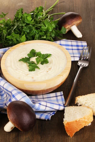 Kartoffelpüree in Holzschüssel mit Zutaten auf dem Tisch in Großaufnahme — Stockfoto