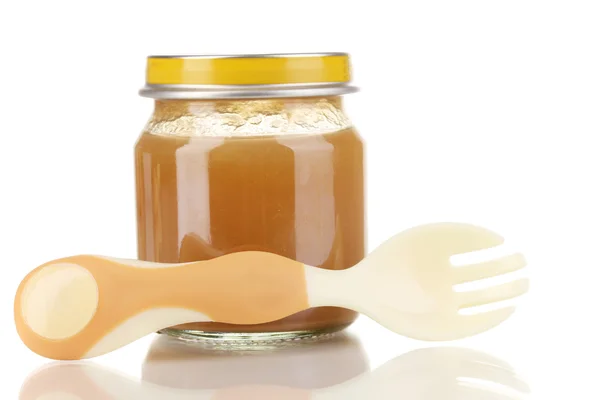 Comida de bebê útil e saborosa com garfo pequeno bege isolado em branco — Fotografia de Stock