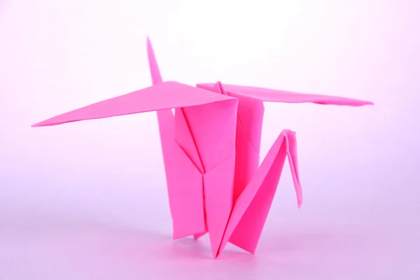 Origami jeřáb na fialovém pozadí — Stock fotografie