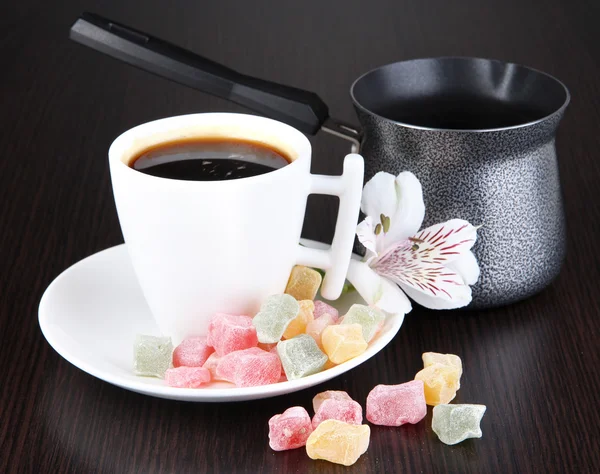 Weiße Tasse türkischer Kaffee mit rahat delight und Kaffeemaschine auf Holztisch — Stockfoto