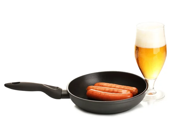 Bier und Grillwürste isoliert auf Weißwurst — Stockfoto