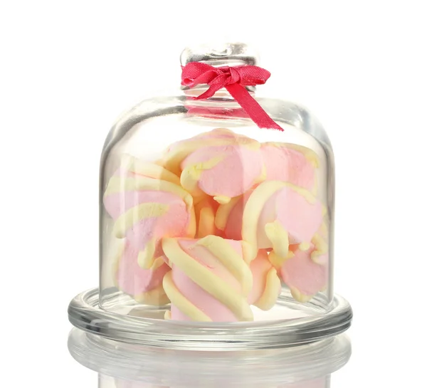 Marshmallows σε πιατάκι με διαφανές κάλυμμα απομονωθεί σε λευκό — Φωτογραφία Αρχείου