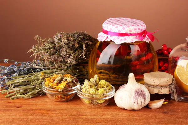 Mel e outros medicina natural para a chaminé de inverno, na mesa de madeira no fundo marrom — Fotografia de Stock