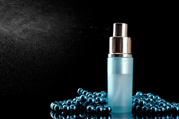 Perfumy dla kobiet w butelkę i koralików, na czarnym tle — Zdjęcie stockowe