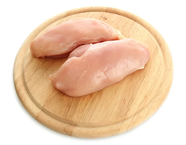 Сырое куриное мясо на разделочной доске, изолированное на белом — стоковое фото
