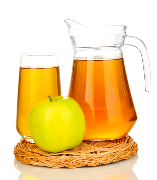 Vaso lleno y jarra de zumo de manzana y manzana aislados en blanco —  Fotos de Stock