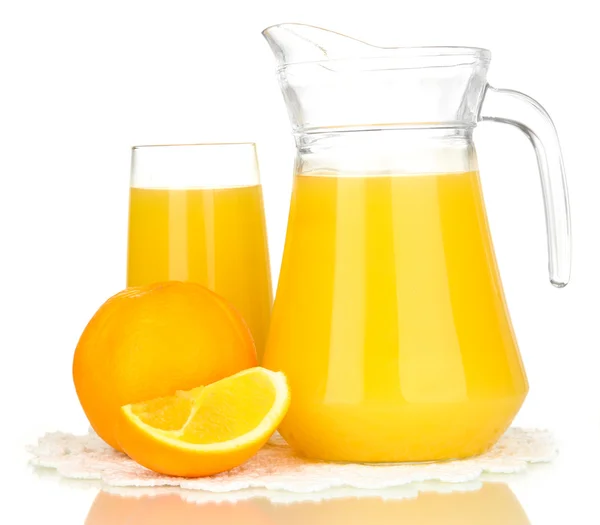 Γεμάτο ποτήρι και Κανάτα χυμού από πορτοκάλι και τα πορτοκάλια που απομονώνονται σε λευκό — Φωτογραφία Αρχείου