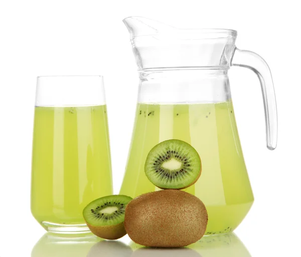 Copo cheio e jarro de suco de kiwi e kiwi isolado em branco — Fotografia de Stock