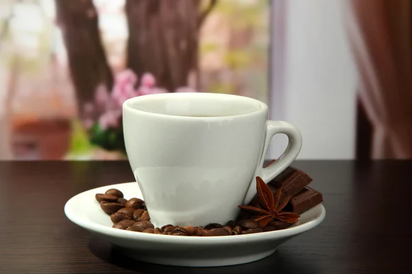 Taza de café con frijoles en la mesa en la cafetería —  Fotos de Stock