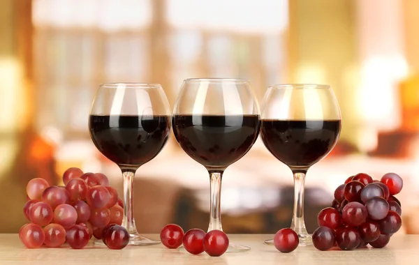 Cam Oda zemin üzerine kırmızı şarap — Stok fotoğraf