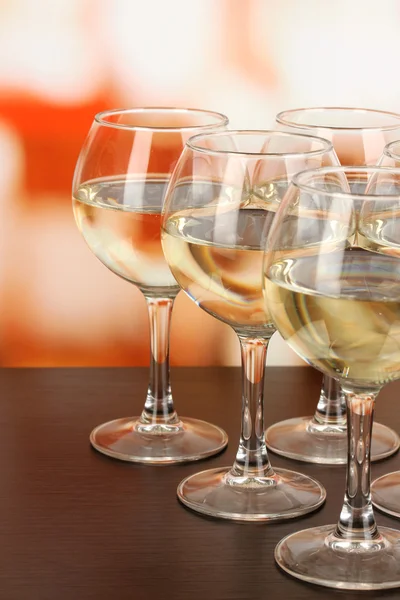 Белое вино в стакане на заднем плане — стоковое фото