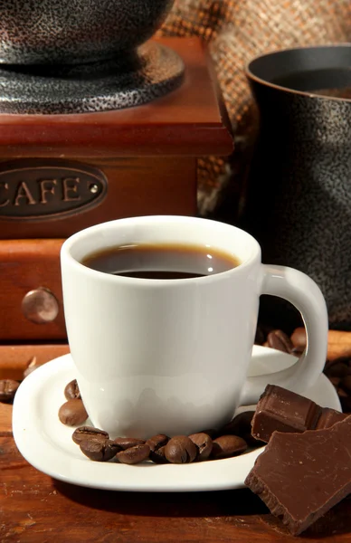 Molinillo de café, turco y taza de café sobre fondo de madera marrón — Foto de Stock