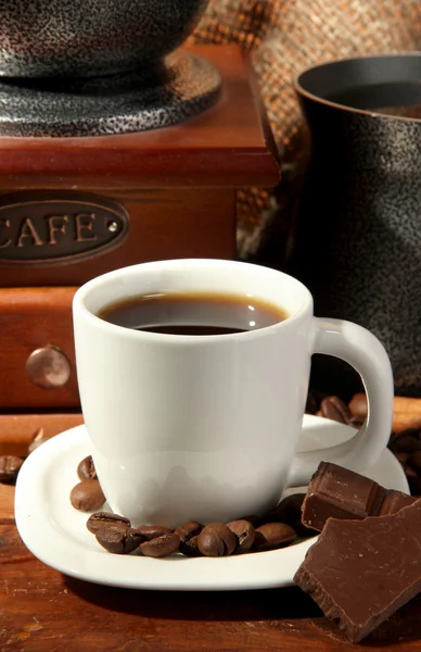 Moedor de café, turk e xícara de café em fundo de madeira marrom — Fotografia de Stock