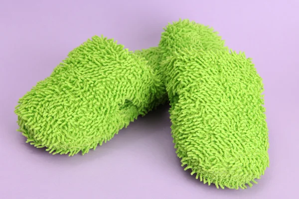 Pantuflas brillantes, sobre fondo púrpura — Foto de Stock