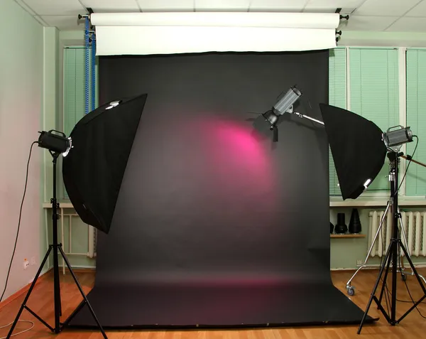 Estúdio de fotografia vazio com equipamento de iluminação — Fotografia de Stock